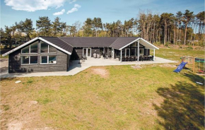 8 Bedroom Awesome Home In Nexø, Snogebæk